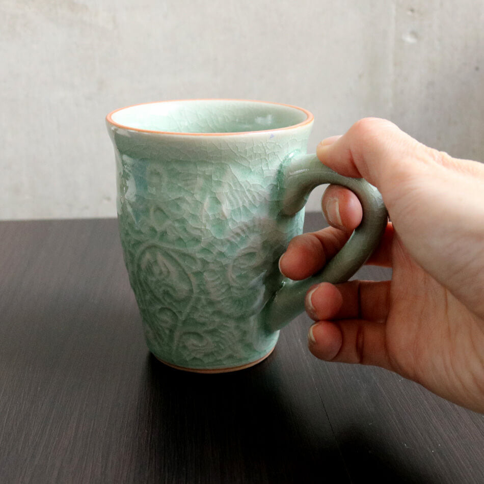 マグカップ 花柄のコーヒーコップ タイ セラドン焼 セラドン焼き タイ王国 焼き物 グリーン 青緑 陶器 食器 器 おしゃれ 海外製 お土産 celadon-012