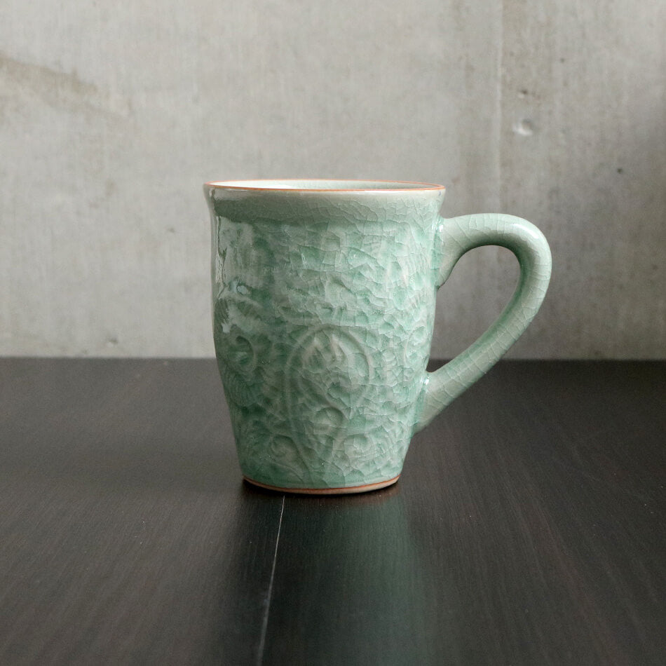 マグカップ 花柄のコーヒーコップ タイ セラドン焼 セラドン焼き タイ王国 焼き物 グリーン 青緑 陶器 食器 器 おしゃれ 海外製 お土産 celadon-012