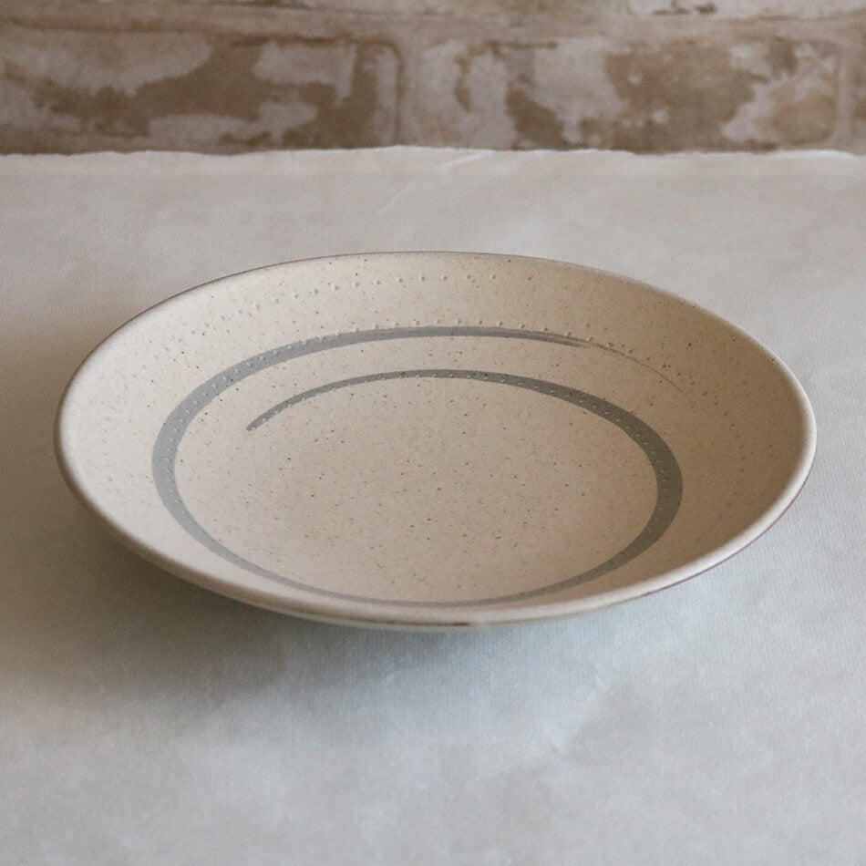 小石原焼 小石原焼き 中皿 プレート 22cm 7寸皿 パスタ皿 細うずドット とびカンナ マット白 鶴見窯 陶器 器